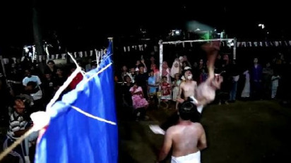 Unik, Rayakan HUT Kemerdekaan RI ke-77 Tahun, Warga Lampung Tengah Gelar Lomba Voli Berkostum Tuyul