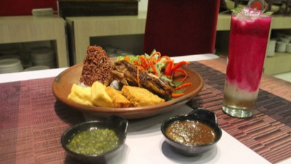 Bebek Bakar Jadoel Nasi Merah Putih, Menu Spesial HUT ke-77 RI yang Patut Dicoba