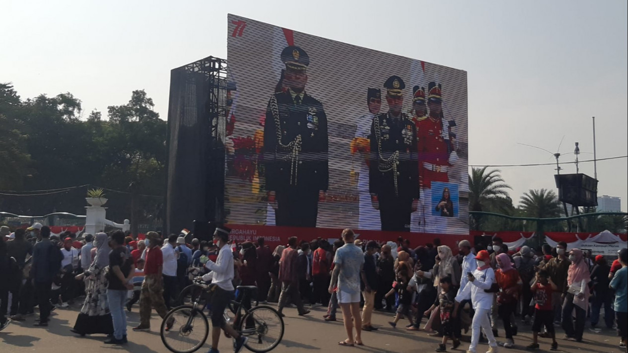 Upacara HUT ke-77 RI, Warga Antusias Merapat ke Taman Pandang Istana
            - galeri foto