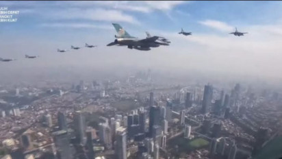 "Flypass" Pesawat Tempur dan Pengibaran Bendera Raksasa Ramaikan Perayaan HUT Ke-77 Kemerdekaan RI