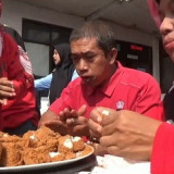 Lomba HUT ke-77 RI di Sumedang: Makan 17 Cabai, 8 Lontong dan 45 Tahu Sumedang