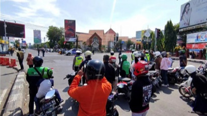 Pengendara di Cirebon Ikuti Upacara Peringatan Detik-Detik Proklamasi di Perempatan Jalan