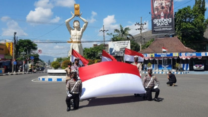 Detik-detik Kemerdekaan, Ratusan Pengguna Jalan di Ponorogo Ikuti Upacara Bendera