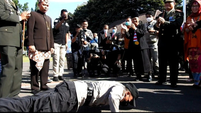 Lahir Tanggal 17 Agustus, Hutri, Anggota Polres Lumajang Diminta Push Up di Tengah Lapangan