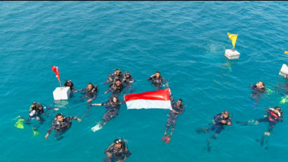 Meriahkan HUT ke-77 RI , Lantamal VI Makassar Kibarkan Bendera Merah Putih di Bawah Laut Pulau Kodingareng Keke