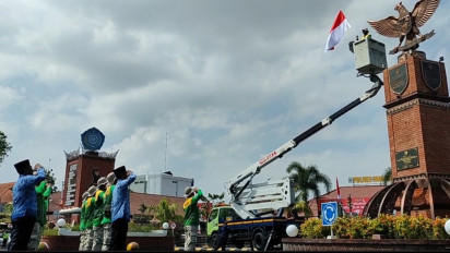 Para Pengguna Jalan di Madiun Ikuti Detik-detik Proklamasi Kemerdekaan, Kibarkan Bendera Merah Putih dengan Crane