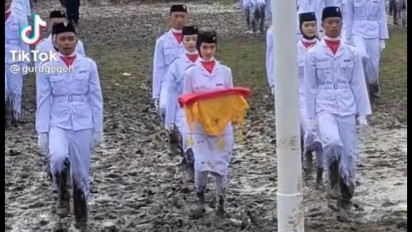 Momen Paskibra Kibarkan Bendera Merah Putih di Lapangan Penuh Lumpur Bikin Nitizen Terharu