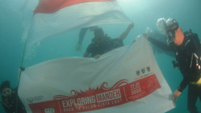 Gelorakan Cinta Laut, Puluhan Penyelam Gelar Upacara Pengibaran Merah Putih di Laut Mandeh