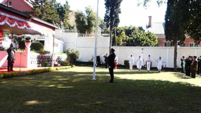 Diaspora Indonesia dan Keluarga Besar KBRI di Madagaskar Gelar Upacara Peringati HUT RI ke-77