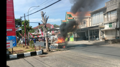 Mobil Pick Up Muatan Barang Bekas Terbakar di Depan SPBU, di Bangkalan, Madura