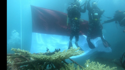 Peringati HUT RI ke-77, Personel TNI AL Kibarkan Bendera Merah Putih di Dasar Laut di Selat Bali