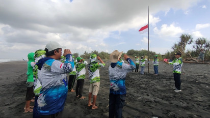 Ratusan Pemancing Gelar Upacara HUT Kemerdekaan RI di Pantai Glagah Kulon Progo