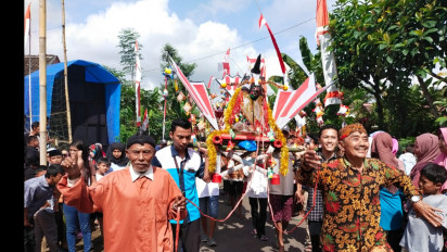 Rayakan Hari Kemerdekaan, Warga di Lumajang, Arak dan Rebutan Jolen Sekaligus Sedekah Bumi