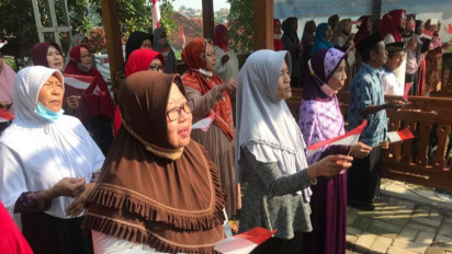 Semangat Ratusan Lansia di Semarang Gelar Upacara Bendera Peringati HUT RI ke 77
