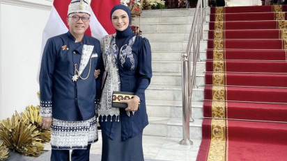 Hadiri HUT RI ke 77 Di Istana Negara, Zulhas Kenakan Baju Adat Lampung Twist Modern