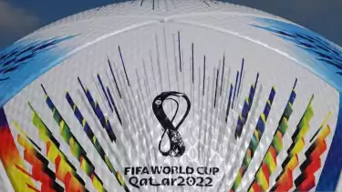 Logo Piala Dunia 2022 Qatar terpampang dalam peraga bola resmi kompetisi sepak bola paling bergengsi itu yang diproduksi Adidas dan dipamerkan di markas mereka di Herzogenaurach, Jerman, pada Kamis (21/4/2022).