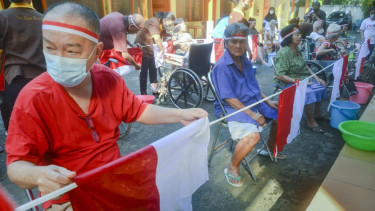 Momen Haru Barisan Lansia di Semarang Ikuti Upacara HUT Kemerdekaan di Atas Kursi Roda