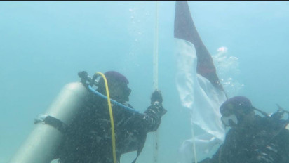 Peringati HUT ke-77 RI, Prajurit Marinir TNI AL Batalyon Yonmarhanlan VI Makassar Kibarkan Merah Putih di Dasar Laut