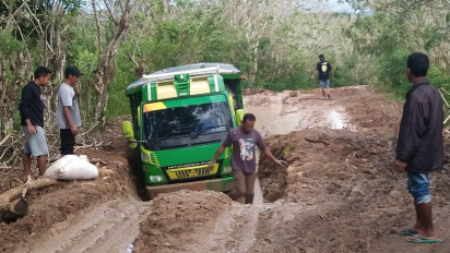 Ironi HUT ke-77 RI, Jalan di NTT Rusak Parah dan Anak Sekolah Belajar dengan Lampu Minyak: Merdekanya di Mana?
