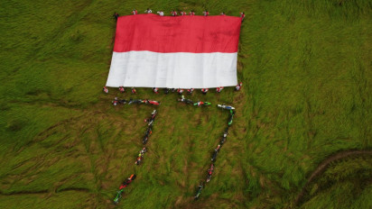 Rayakan Kemerdekaan, Komunitas Motor Trail Taklukkan Bukit Hollywood  Bentangkan Bendera Merah Putih Raksasa