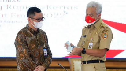 Kocak! Dapat Uang Baru dari Bank Indonesia, Ganjar Pranowo Langsung Tukar dengan Uang Lama dari Dompetnya