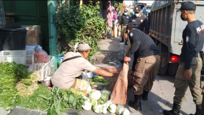 Lagi, Satpol PP Kota Semarang Tertibkan Ratusan Pedagang Liar Pasar Genuk