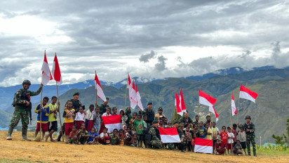 Begini Suasana Peringatan HUT RI Ke-77 di Pedalaman Papua, TNI Adakan Acara Bakar Batu Bersama Warga