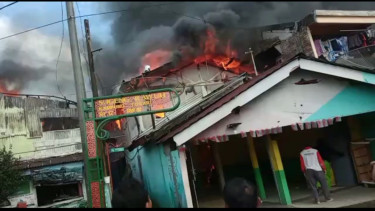 Diduga Akibat Kompor Meledak, 9 Rumah di Wonosobo Terbakar