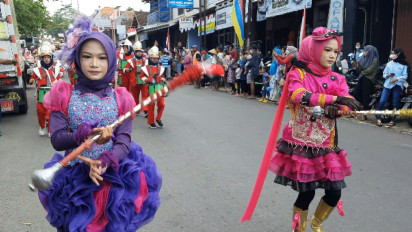 Aksi Mayoret Kembar Meriahkan Karnaval HUT Kemerdekaan RI di Boyolali