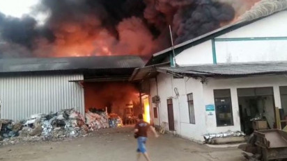 Kebakaran Pabrik Plastik di Gunung Putri Bogor, Warga Sekitar Diminta Mengungsi