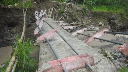 Sungai Kalisanten di Banjarnegara Meluap Akibatkan Jembatan Ambruk, Satu Dusun Terisolir
