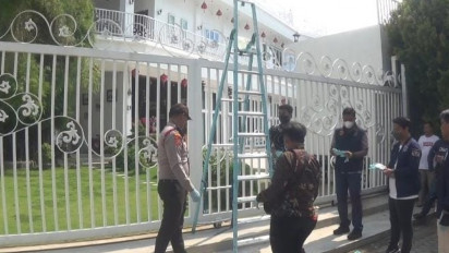 Geledah Rumah Big Bos Judi Online di Sumut, Petugas Panjat Pagar Hingga Menaiki Tangga