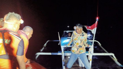 SAR Kupang Selamatkan Nelayan Setelah Terombang Ambing di Tengah Laut Selama 6 Jam