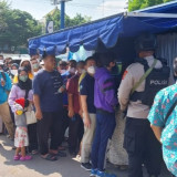 Warga Cirebon Rela Antri Panjang Tukar Uang Emisi 2022