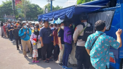 Warga Cirebon Rela Antri Panjang Tukar Uang Emisi 2022