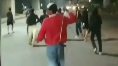 Viral, Aksi Tawuran Dua Kelompok Remaja Bersenjata Tajam di Manggarai