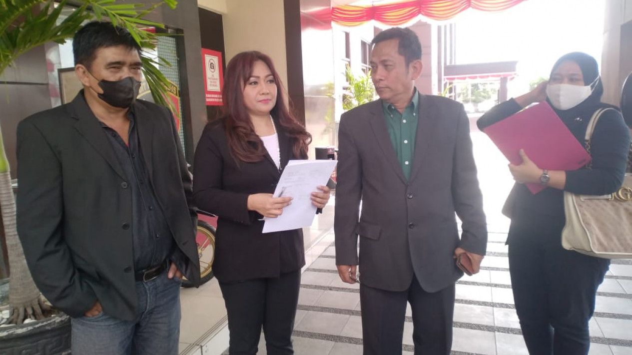 Laporan Mandek, LCKI Dampingi Perwakilan Petani Penggarap Sambangi Polda Jabar
            - galeri foto