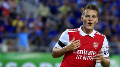 Arsenal ke Puncak Klasemen, Villa dan Leicester Tersungkur