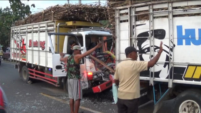 Truk Muatan Tebu Tabrak Bus Sugeng Rahayu saat Turunkan Penumpang di Jalan Raya Ngawi-Madiun