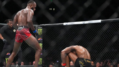 Tetap Ucapkan Alhamdulillah, Kamaru Usman Tumbang di Lantai UFC
