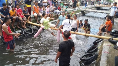 Serunya Lomba Gebuk Bantal di Atas Sungai, Meriahkan HUT RI ke 77