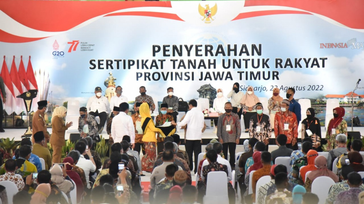 Presiden Jokowi Bagikan 3 Ribu Sertipikat Tanah untuk Masyarakat Jawa Timur
            - galeri foto