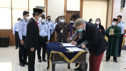 Kanwil Kemenkumham Bali Ambil Sumpah Gerber Asal Swiss dan Szarata Asal Jerman Menjadi WNI, Apa Saja Syaratnya?