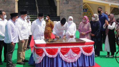 Presiden Jokowi Resmikan Masjid Moed'har Arifin di Ujung Pangkah, Gresik