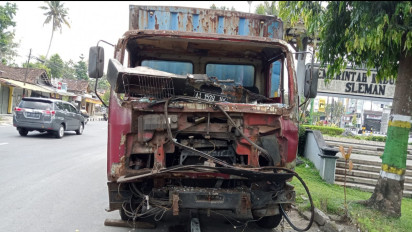 Mobil Boks Tabrak 4 Kendaraan di Lampu Merah