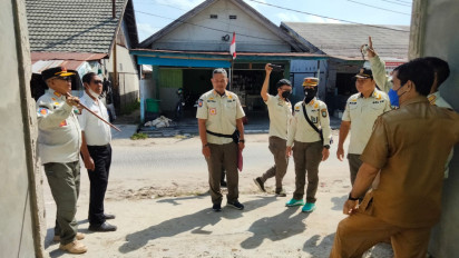 Tanpa Izin Mendirikan Bangunan Pada Bahu Jalan, Komandan Satpol PP Kotim Sambangi SMK PGRI Perintahkan Bongkar Ruang Kelas