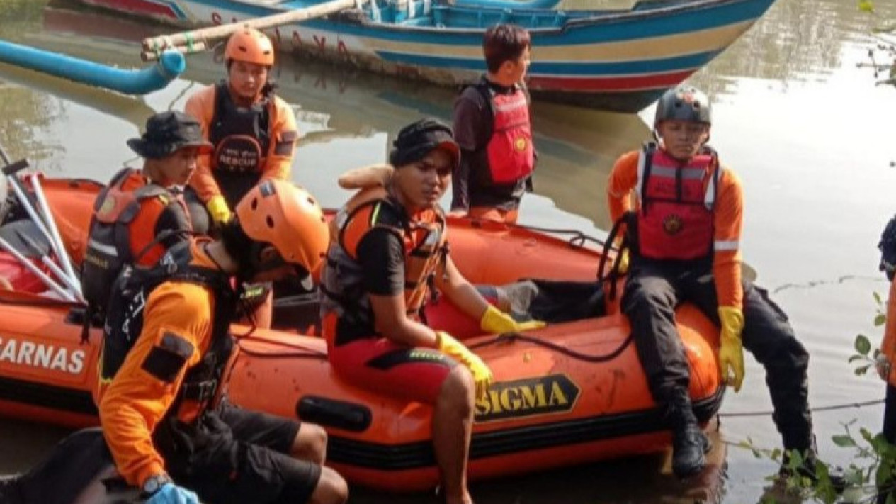 Tim SAR Temukan Korban Tenggelam di Muara Pertamina Tangerang
            - galeri foto