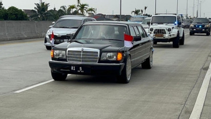 Jadi Sorotan Mata, Eks Mobil Dinas Presiden Soeharto Berplat ‘RI 5’ Melintasi Jalanan Ibu Kota