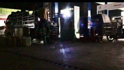 Di Tengah Kelangkaan, SPBU di Empat Lawang Isi Pertalite Malam Hari dengan Lampu Dimatikan