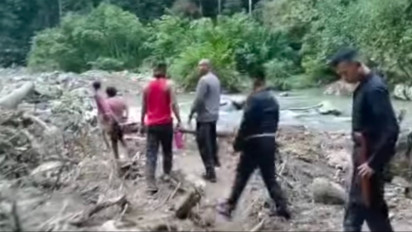 2 Pelaku saat diamankan Polres Kerinci di lokasi PETI